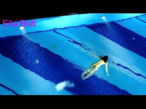 ❤️ No puedo dejar de mirar, joven rubia pillada nadando desnuda en la piscina del complejo ELLA BOLT ☑ Video de sexo en es.hentai-for.ru ❌️